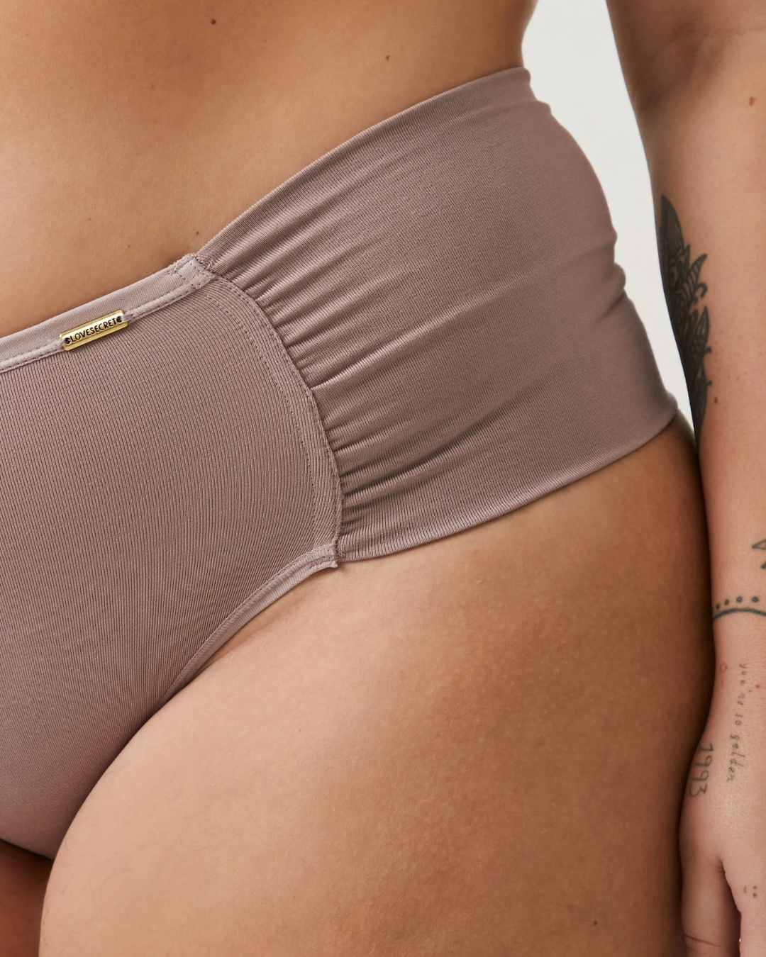 Calcinha Biquíni com Lateral Drapeada Curve & Plus Size Bege