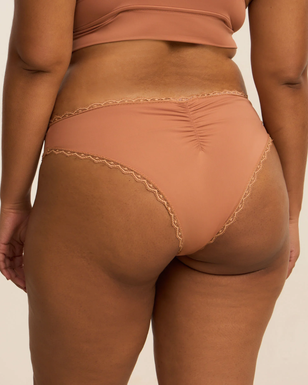 Calcinha Biquíni em Microfibra com Rendinha e Franzido Empina Bumbum Curve & Plus Size Marrom