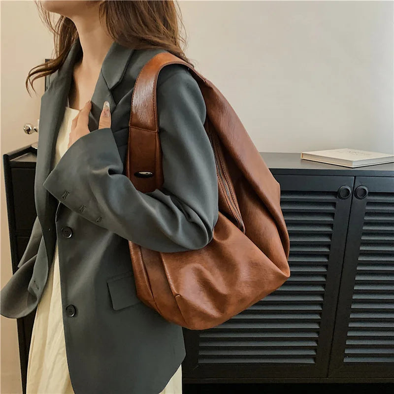 Bolsa de Couro Modelo Hobo Marrom
