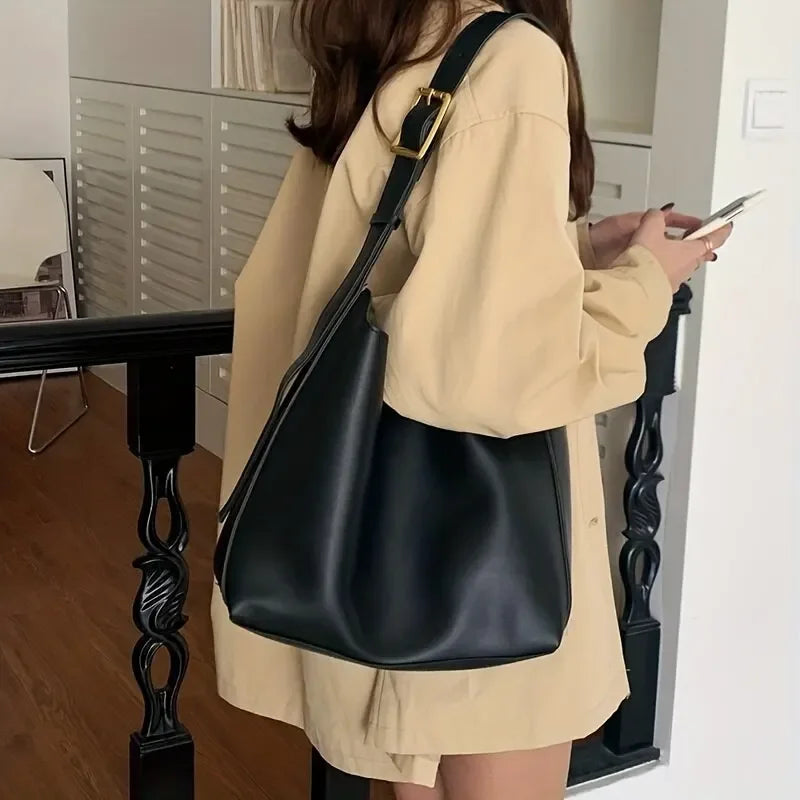 Bolsa de Ombro Minimalista Preta