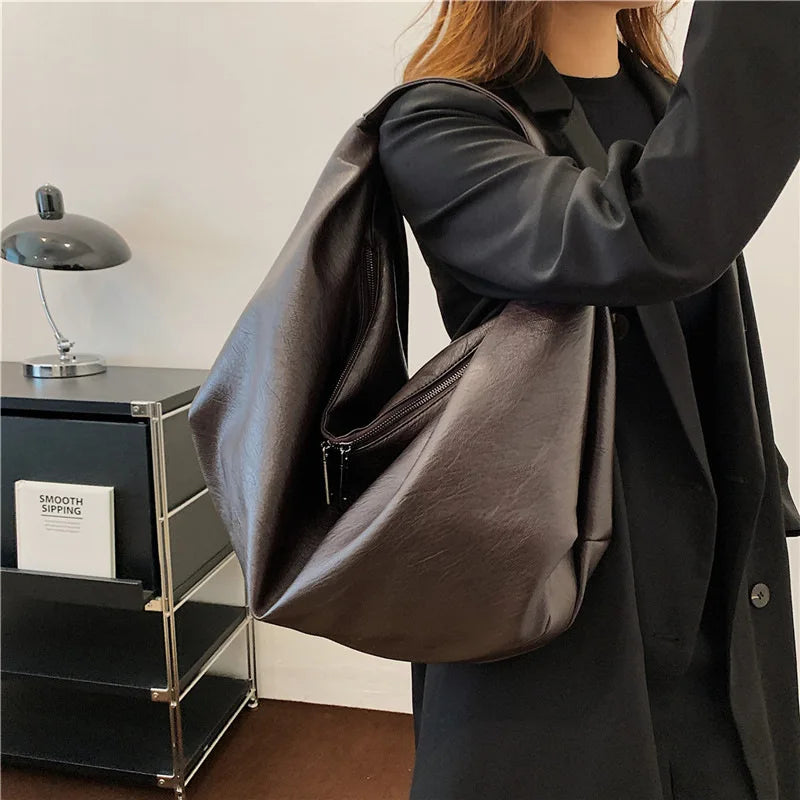 Bolsa de Couro Modelo Hobo Café